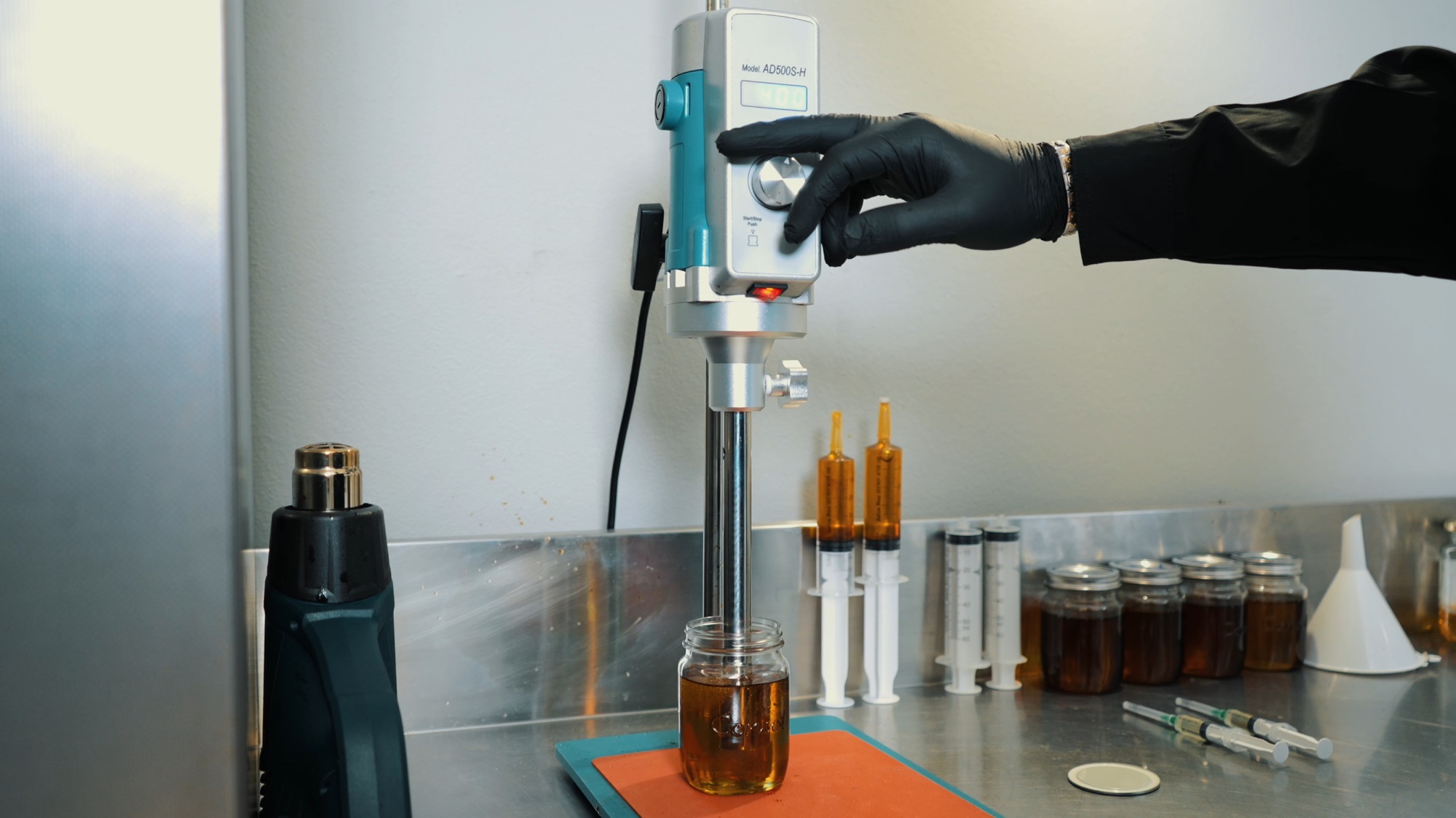 Homogenising distillate during terpene blending